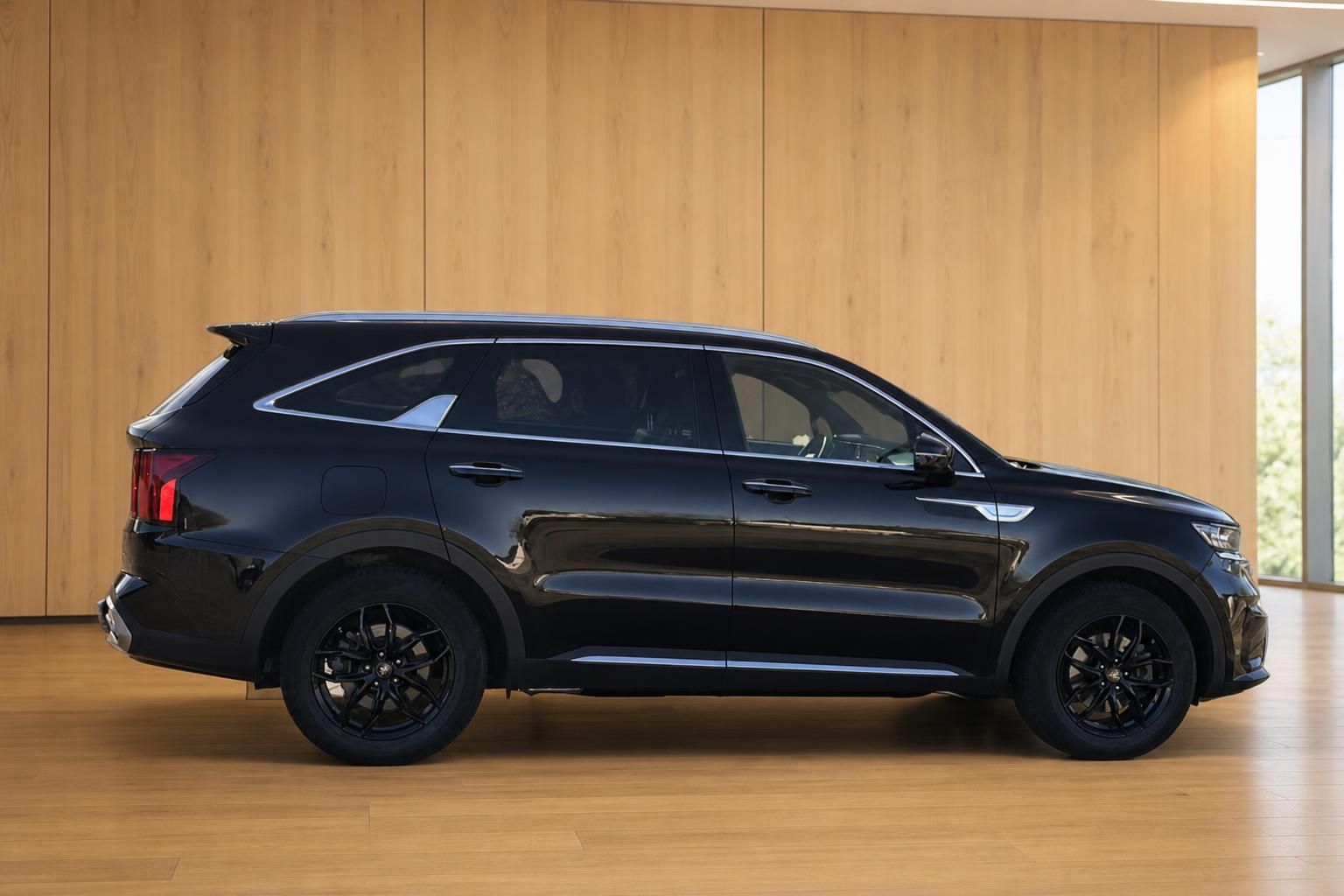 Kia Sorento SUV schwarz Seitenansicht im Showroom mit schwarzen Leichtmetallfelgen