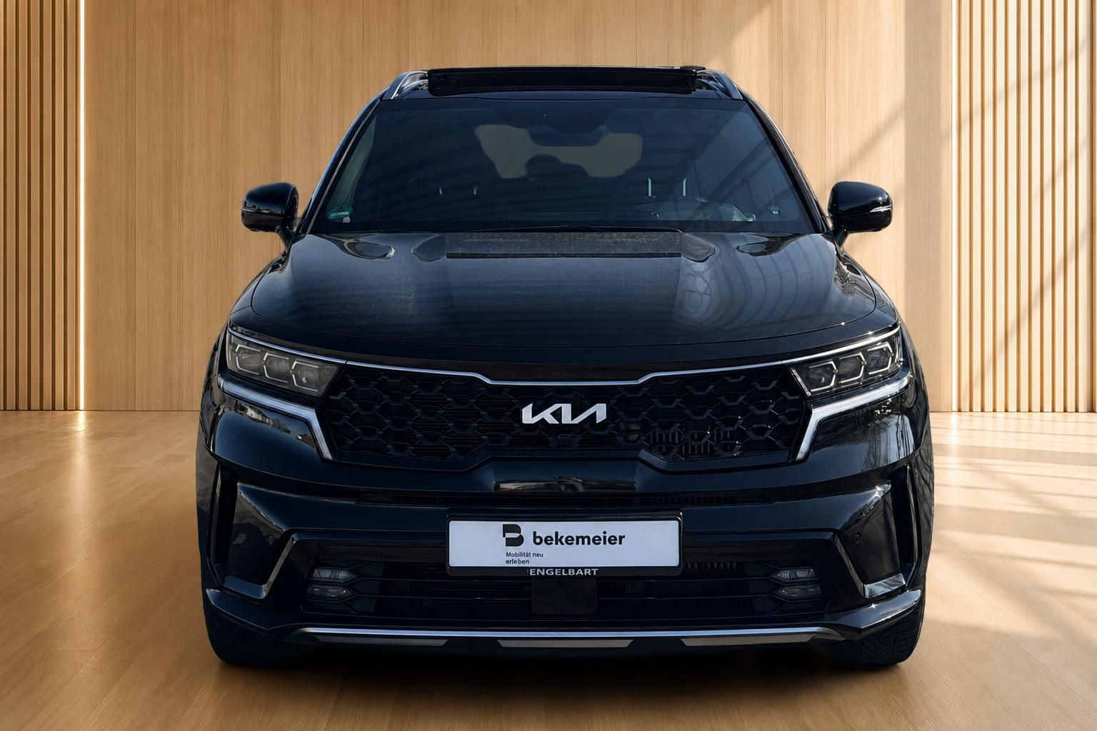 Kia Sorento schwarz Frontansicht mit LED-Scheinwerfern und Kühlergrill im Autohaus