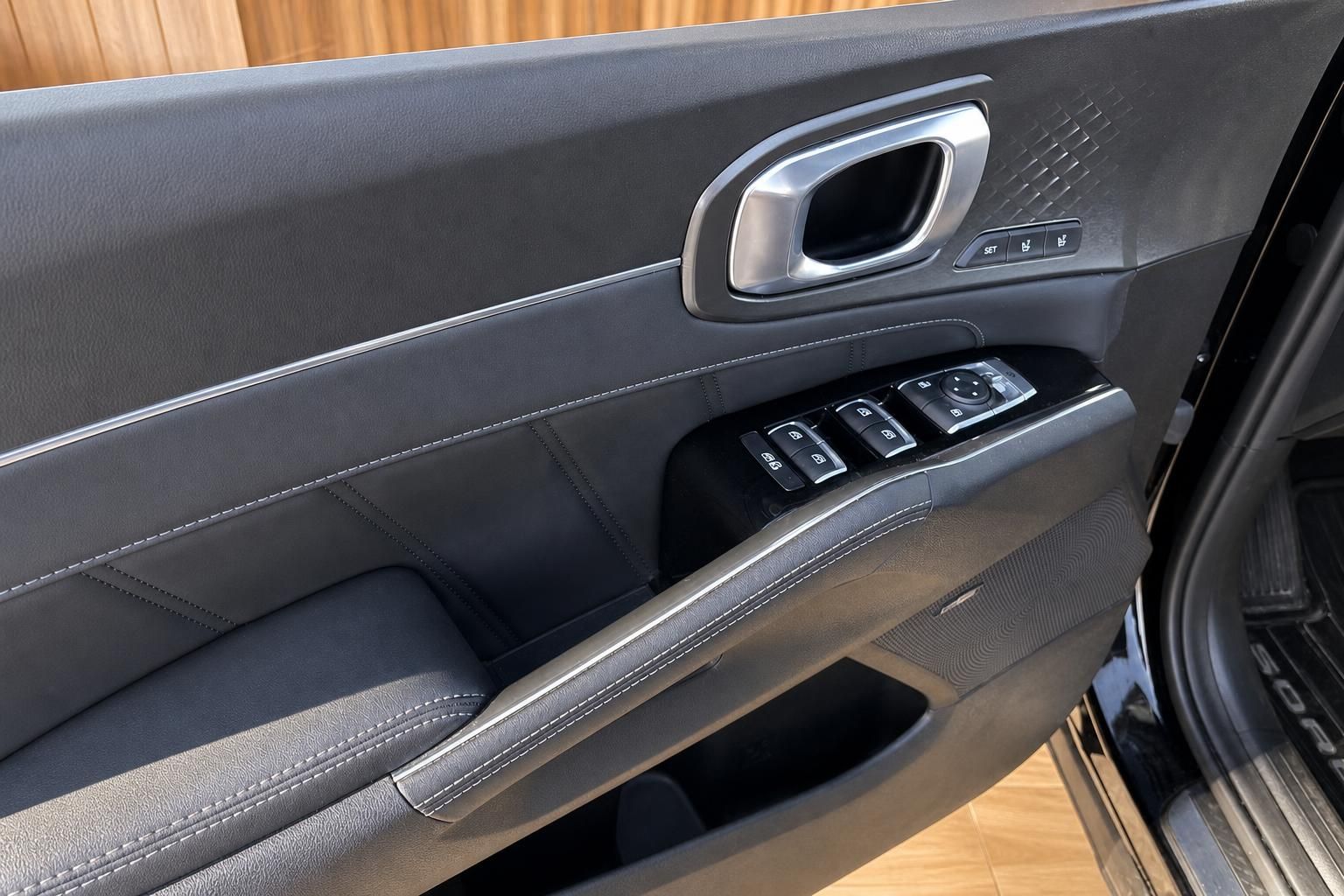 Kia Sorento Innenraum Fahrertür Verkleidung mit Fensterheberschaltern und Türgriff grau