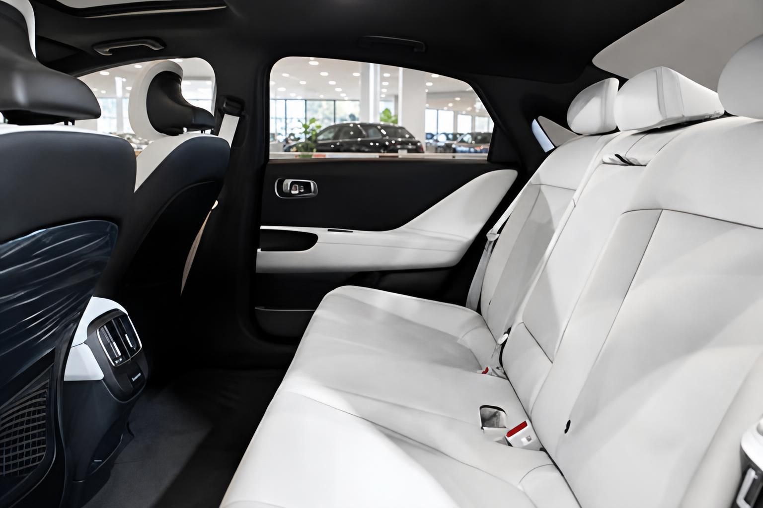 Hyundai Ioniq 6 Rücksitzbank in weißem Leder im Fahrzeuginnenraum
