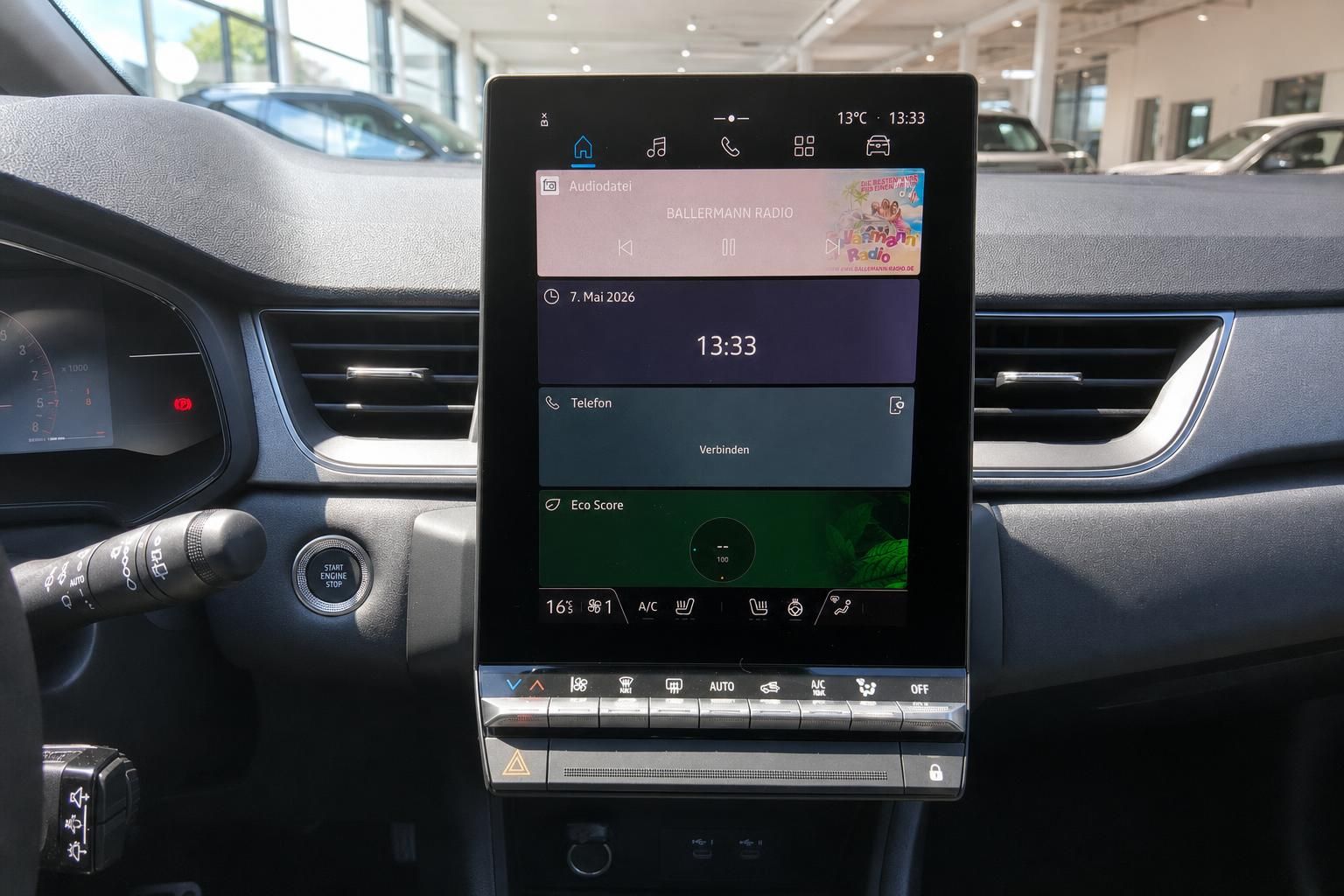 Armaturenbrett mit großem Touchscreen-Display und modernem Infotainment-System im Fahrzeuginnenraum