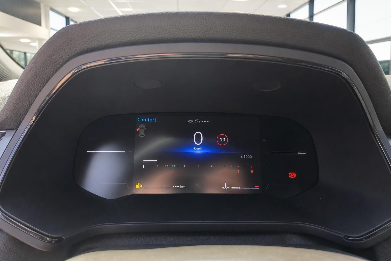 Digitales Kombiinstrument mit Tachoanzeige und Fahrzeugstatus-Informationen
