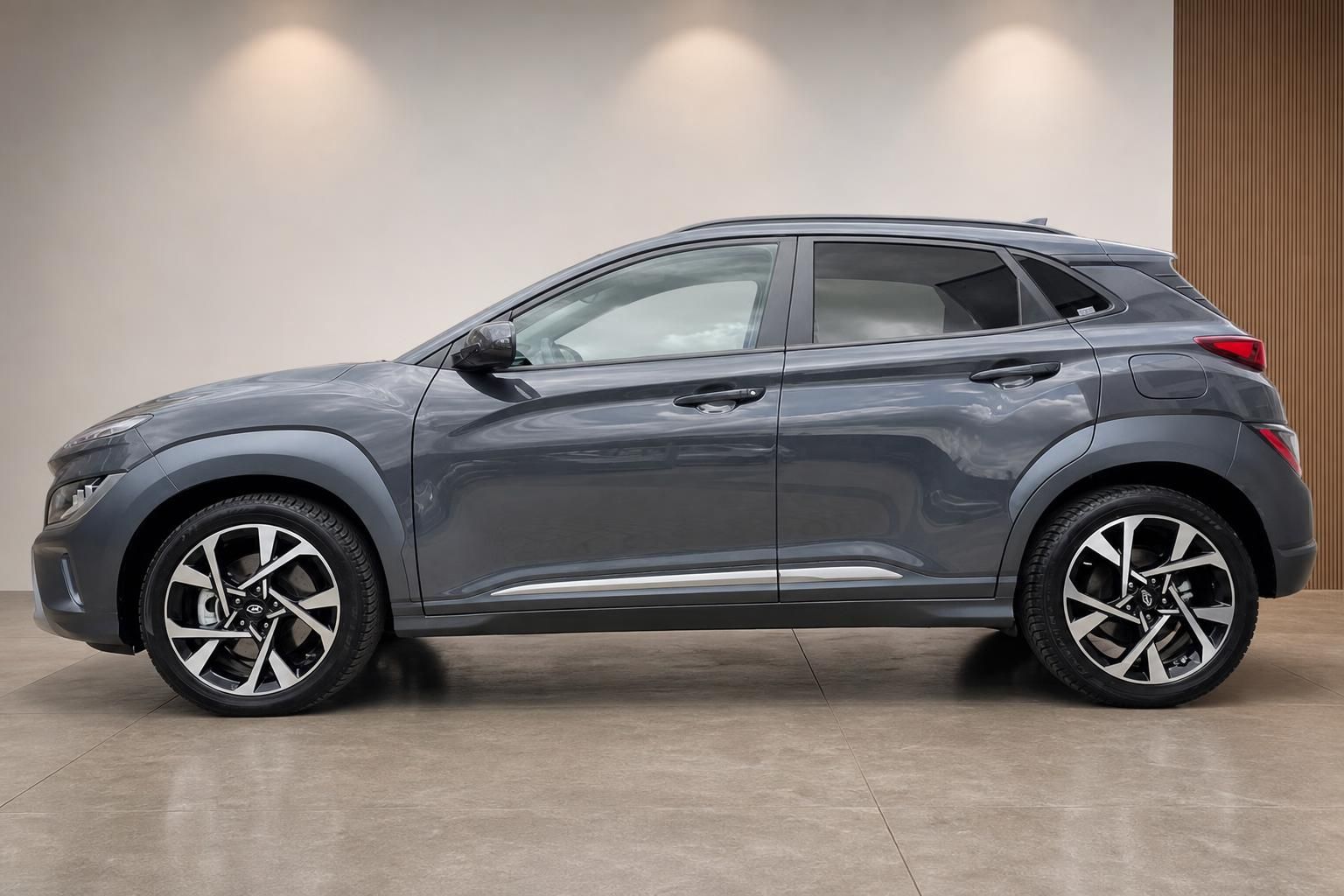 Hyundai Kona grau Seitenansicht mit Leichtmetallfelgen