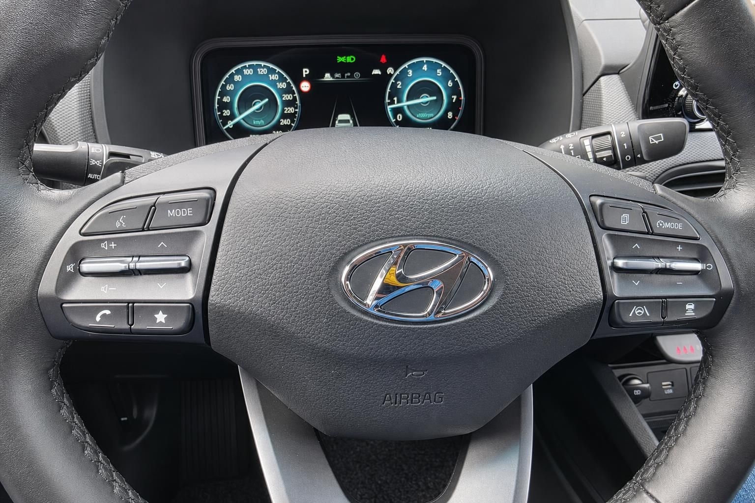 Hyundai Lenkrad mit Bedienelementen und digitalem Tacho im Detail