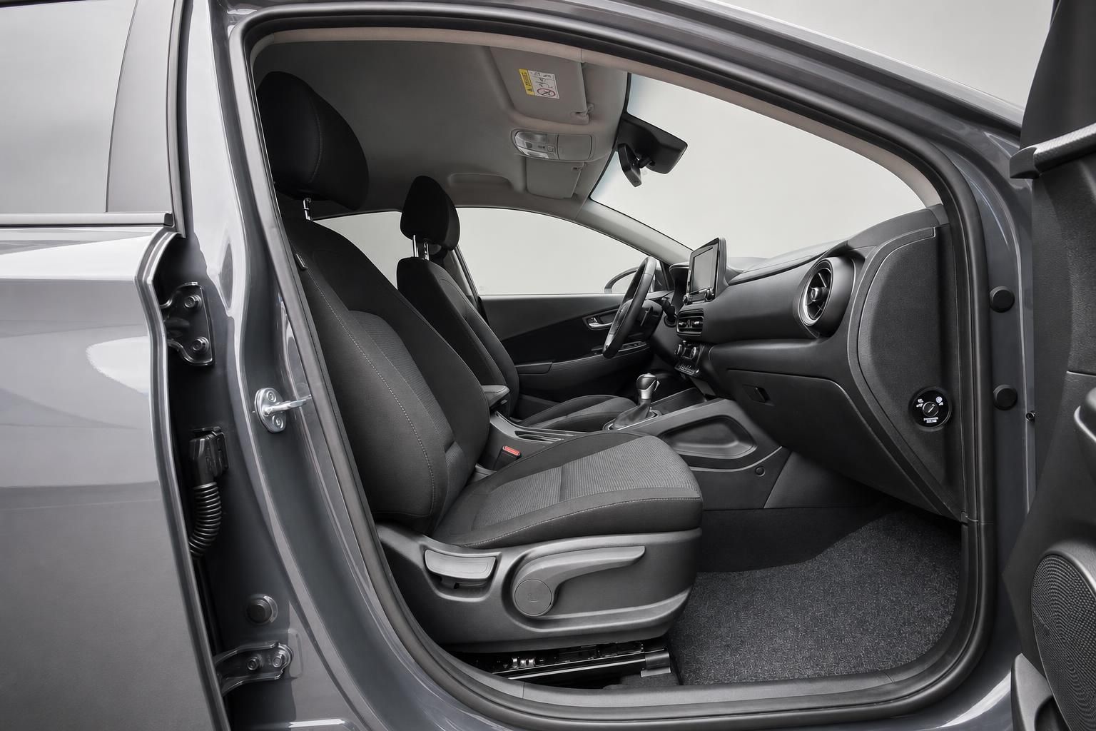 Hyundai Innenraum Vordersitze und Cockpit durch geöffnete Fahrertür
