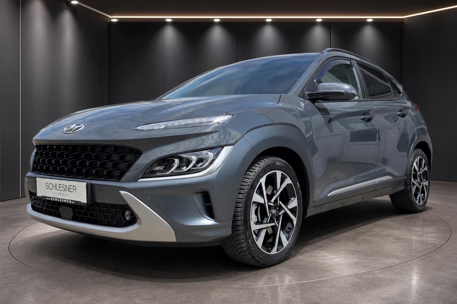 Hyundai Kona in Grau, Frontansicht schräg im Autohaus Schlesner