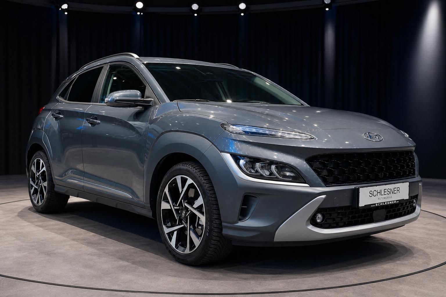 Hyundai Kona in Grau, dynamische Frontansicht im Studio