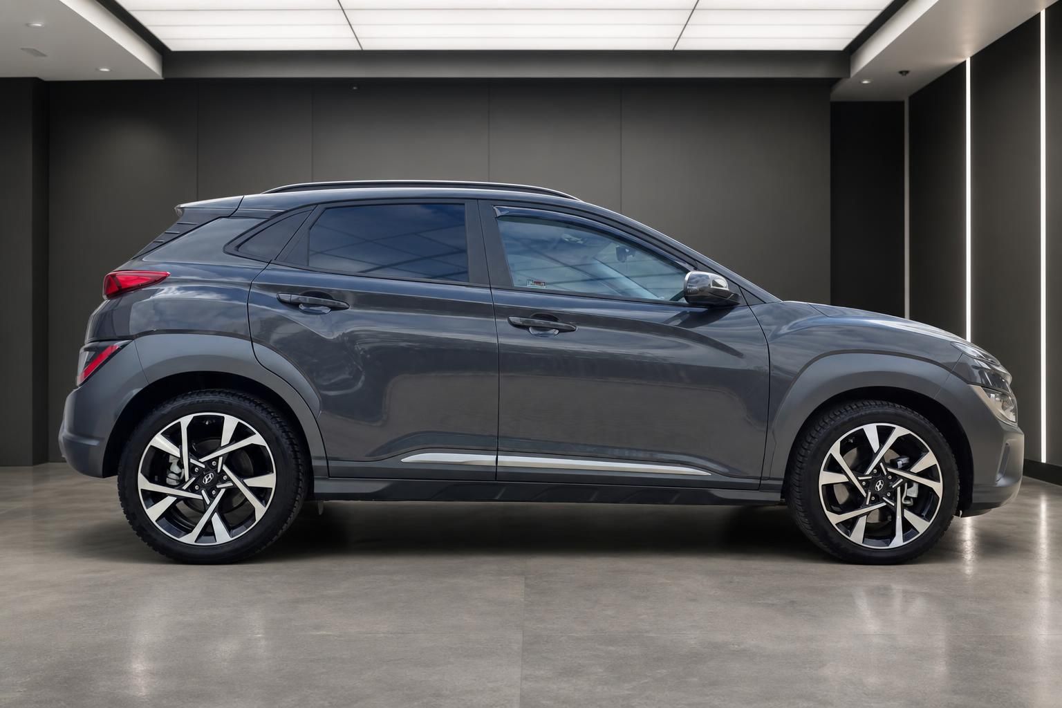 Hyundai Kona Grau Seitenansicht mit Leichtmetallfelgen im Showroom