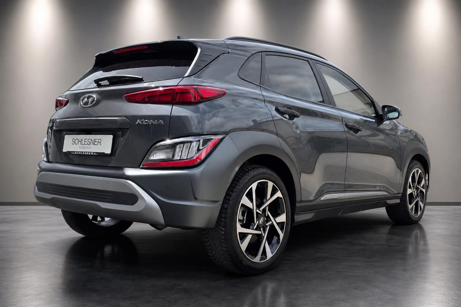 Hyundai Kona Heckansicht in Grau mit Rückleuchten im Detail