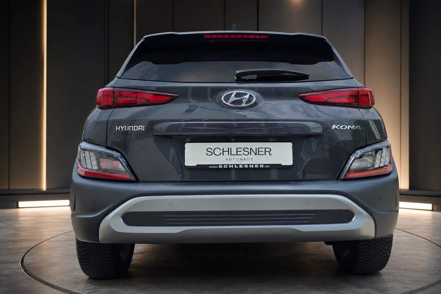 Hyundai Kona grau Heckansicht mit Rückleuchten im Autohaus Schlesner