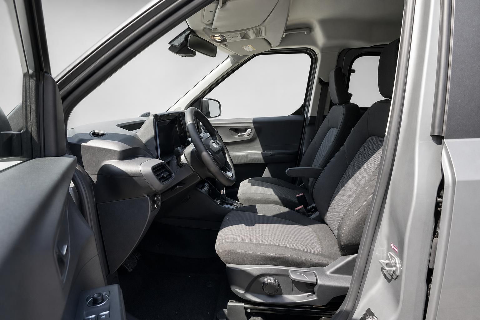 Ford Innenraumansicht mit Vordersitzen und Cockpit von der Seite