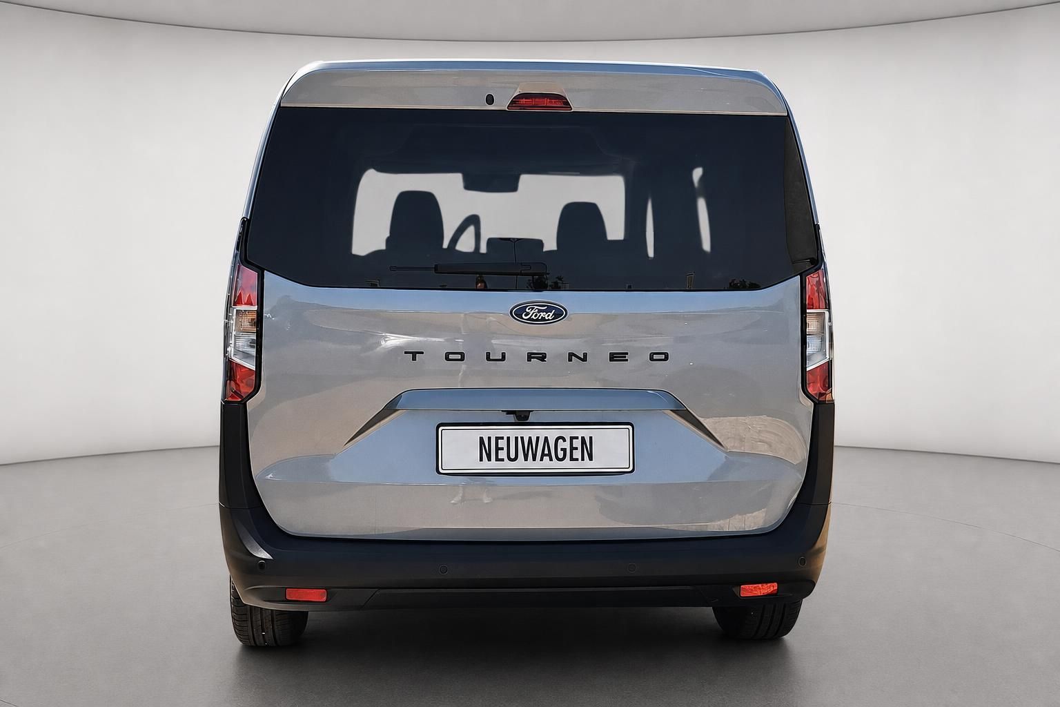 Ford Tourneo Neuwagen Heckansicht in Silber im Studio