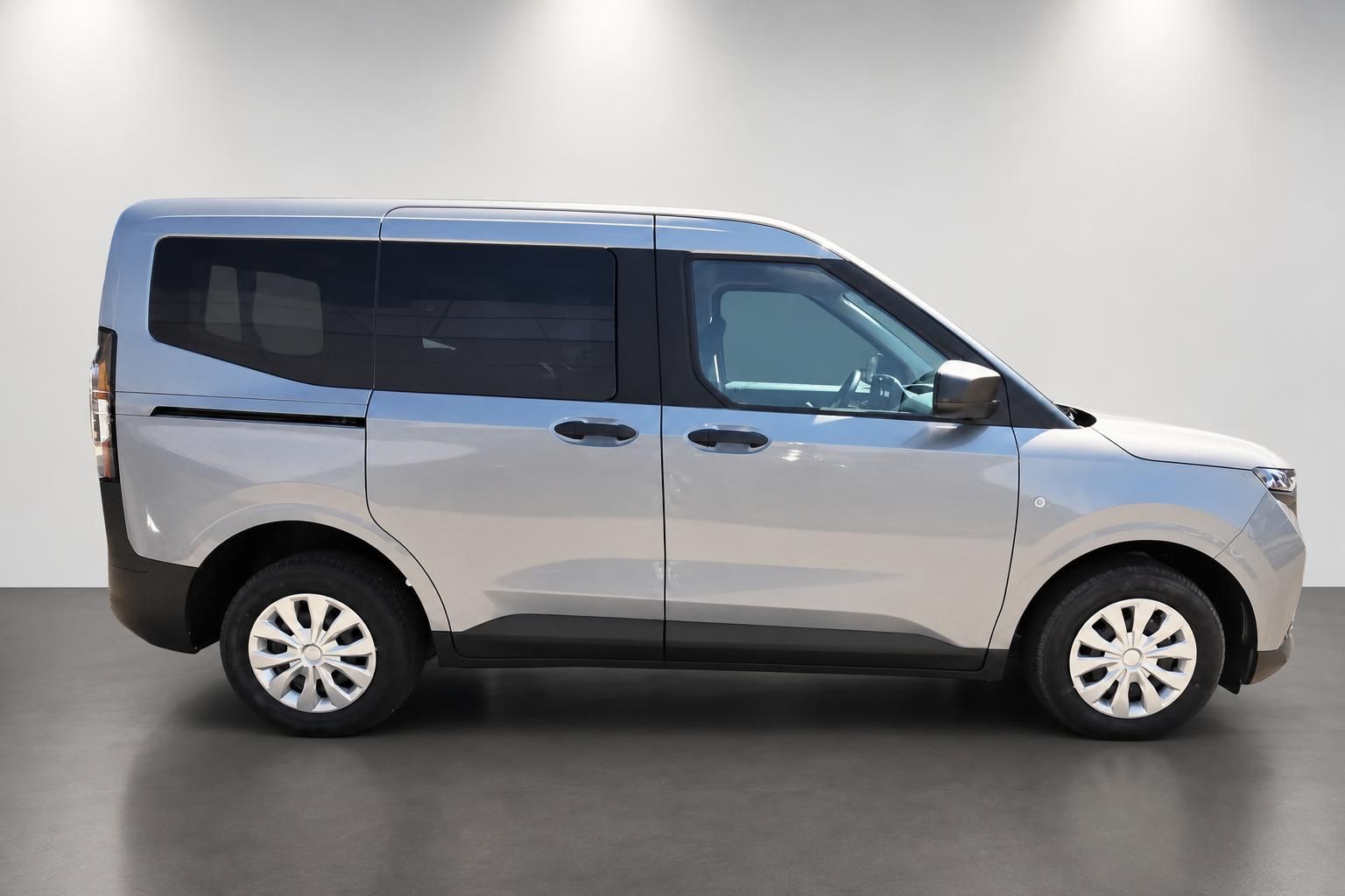 Ford Tourneo Neuwagen Seitenansicht in Silber Studioaufnahme