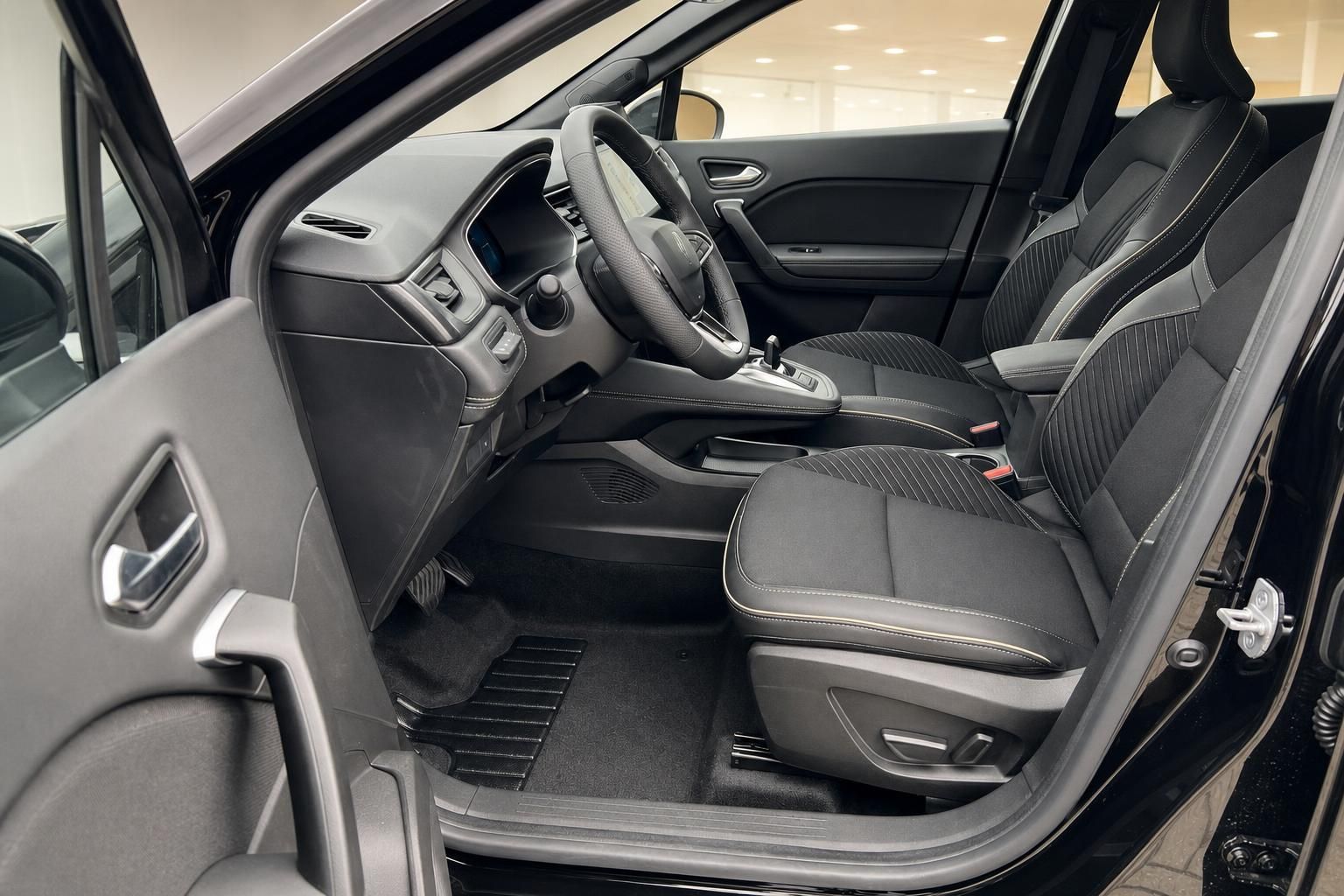 Renault Fahrerraum mit Ledersitzen und Cockpit von der Fahrertür aus