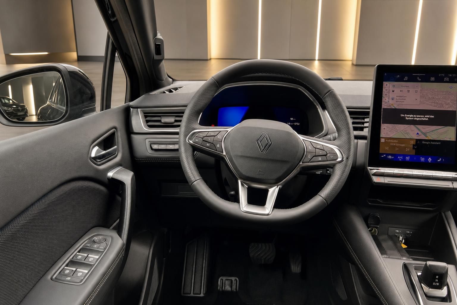 Renault Cockpit mit Lenkrad und Touchscreen-Navigationssystem im Detail