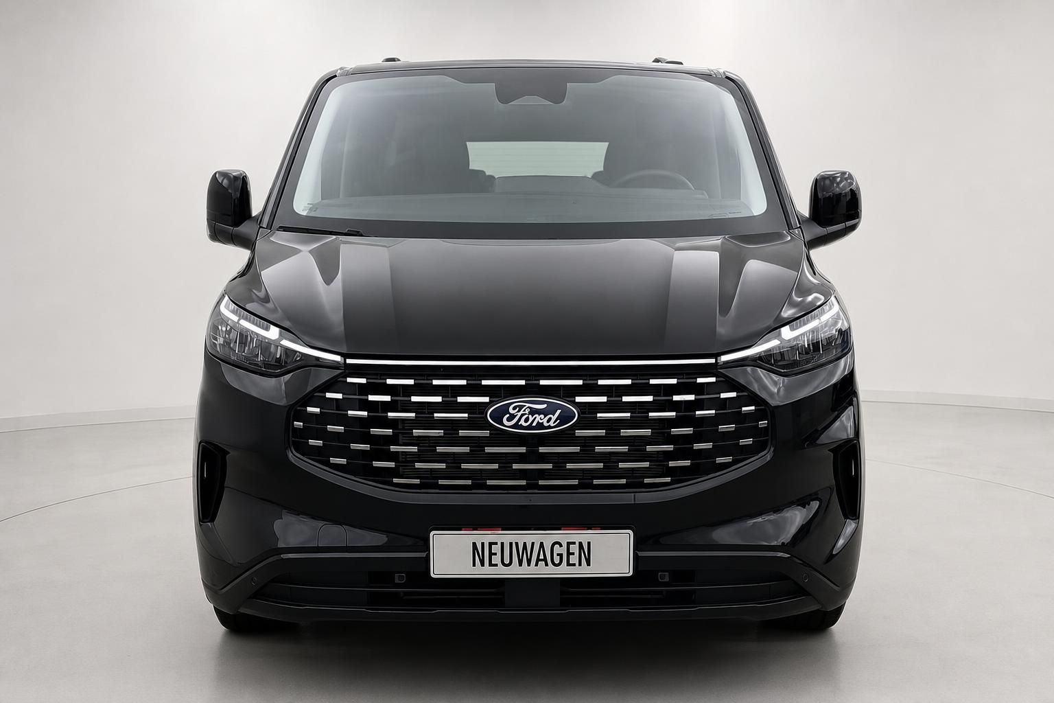 Ford Tourneo Custom schwarz Frontansicht mit Kuehlergrill und Ford Logo