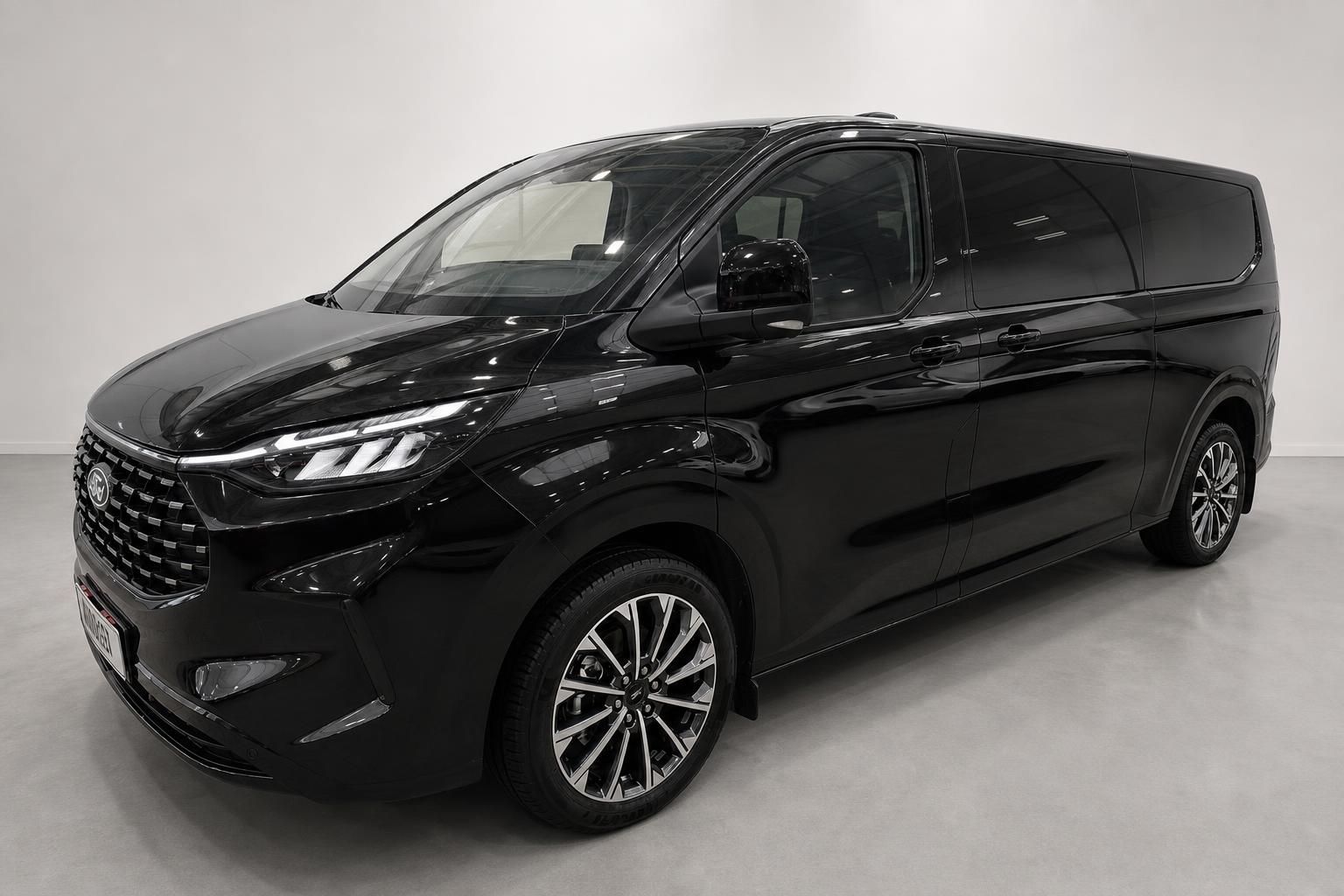 Ford Tourneo Custom schwarz Frontansicht seitlich mit LED-Scheinwerfern