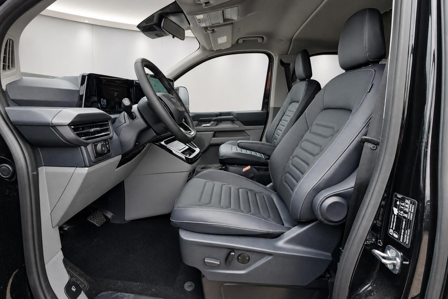Ford Van Innenraum mit Ledersitzen und Cockpit im Detail