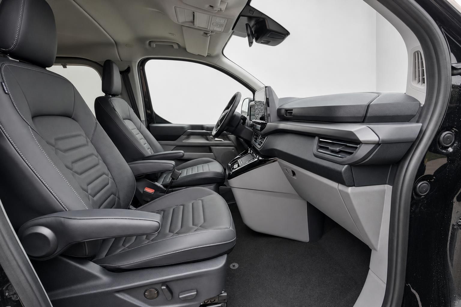 Ford Van Innenraum mit Vordersitzen und offener Fahrertür