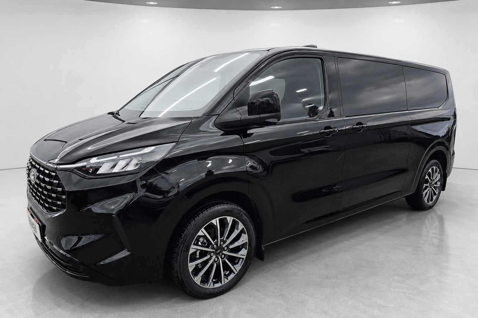 Ford Tourneo Custom schwarz Frontansicht schraeg Studio