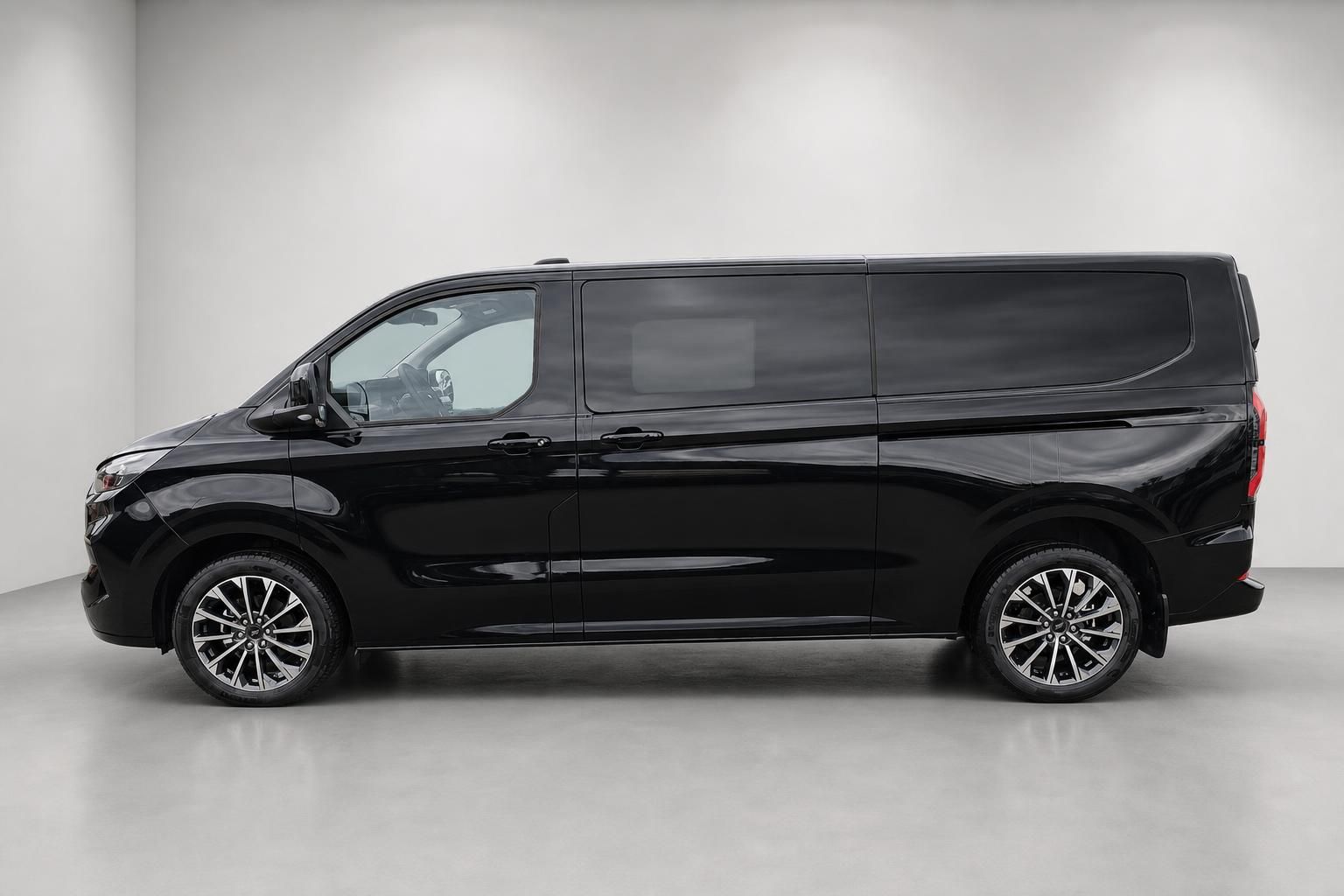 Ford Tourneo Custom schwarz Seitenansicht Van Studio