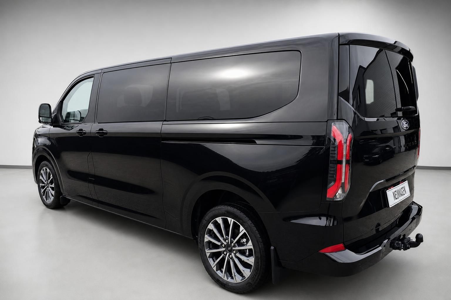 Ford Tourneo Custom schwarz Heck schraeg Van Studio