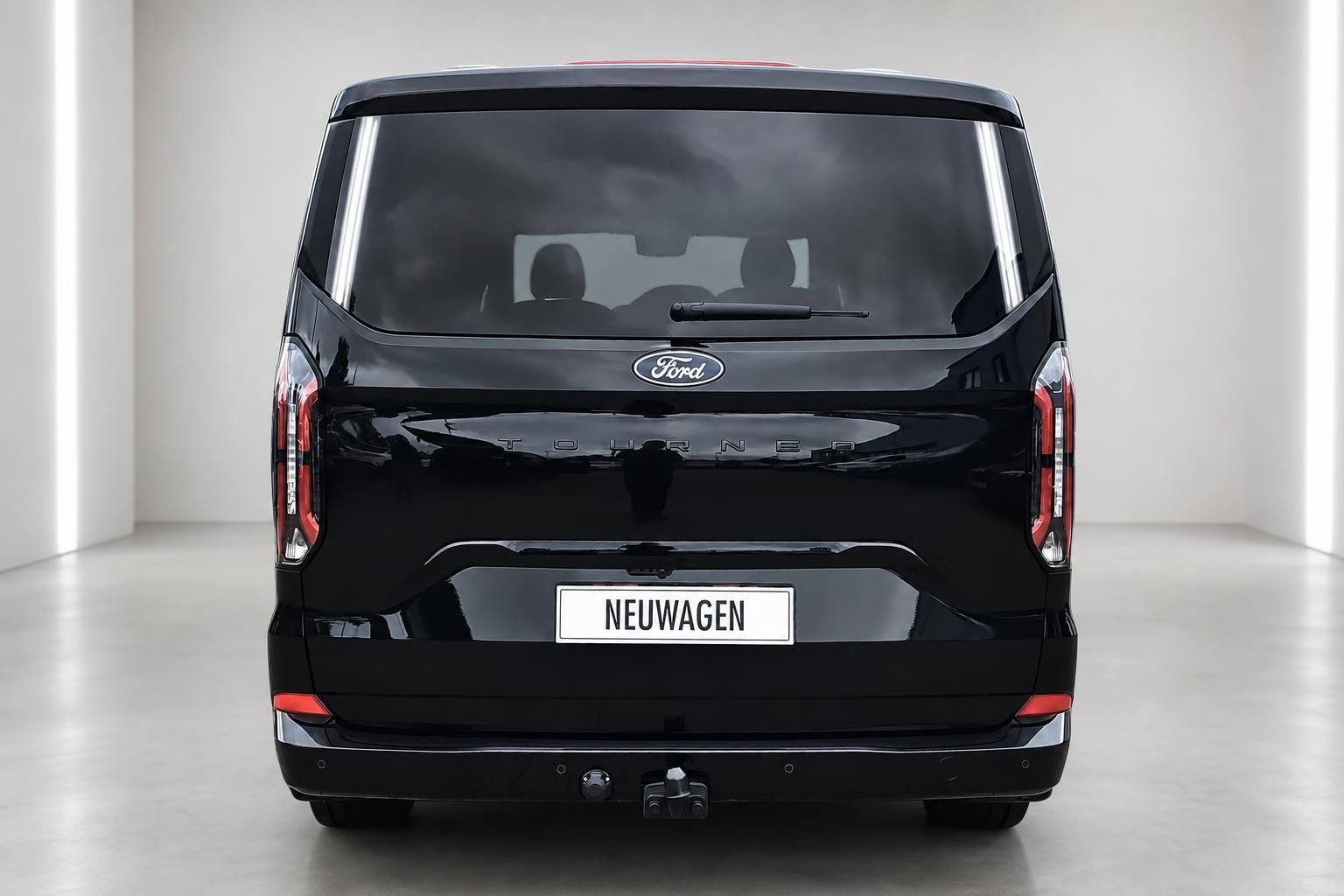 Ford Tourneo Custom schwarz Heckansicht Neuwagen Studio