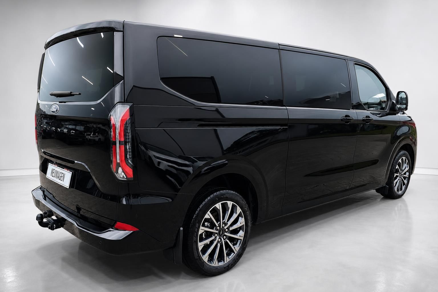 Ford Tourneo Custom schwarz Heckansicht seitlich in Studioumgebung