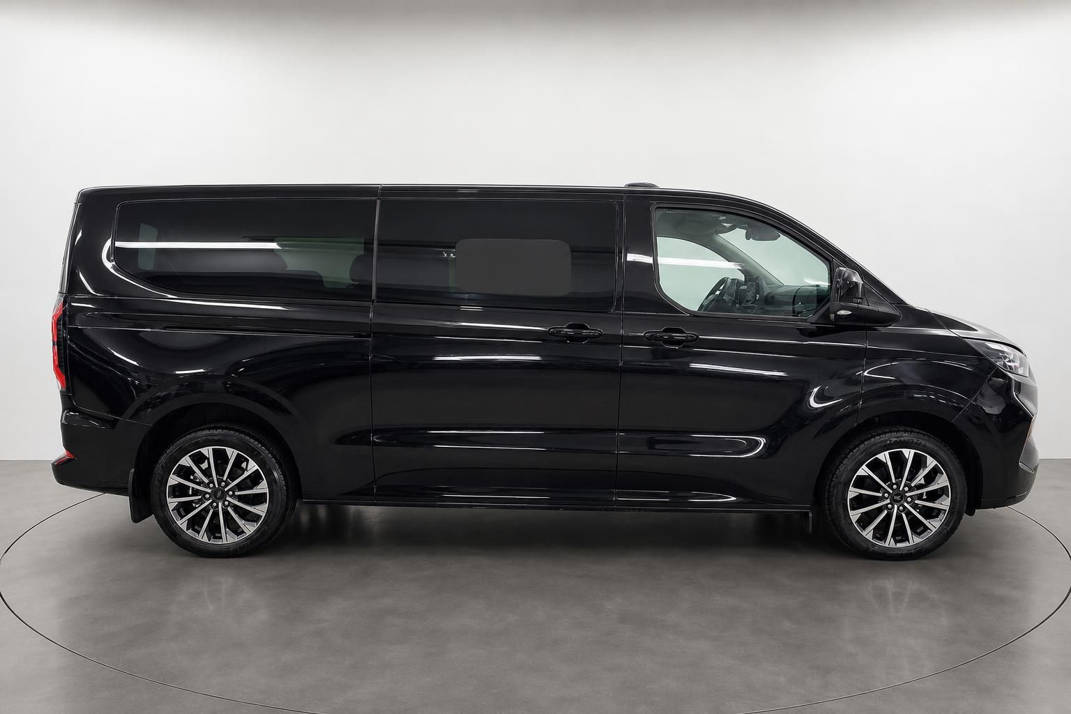 Ford Tourneo Custom schwarz Seitenansicht mit Alufelgen im Studio