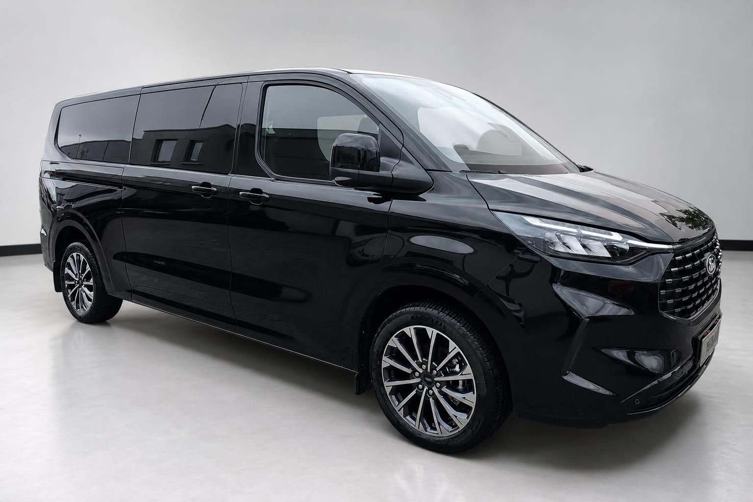 Ford Tourneo Custom schwarz Frontansicht seitlich im Fotostudio
