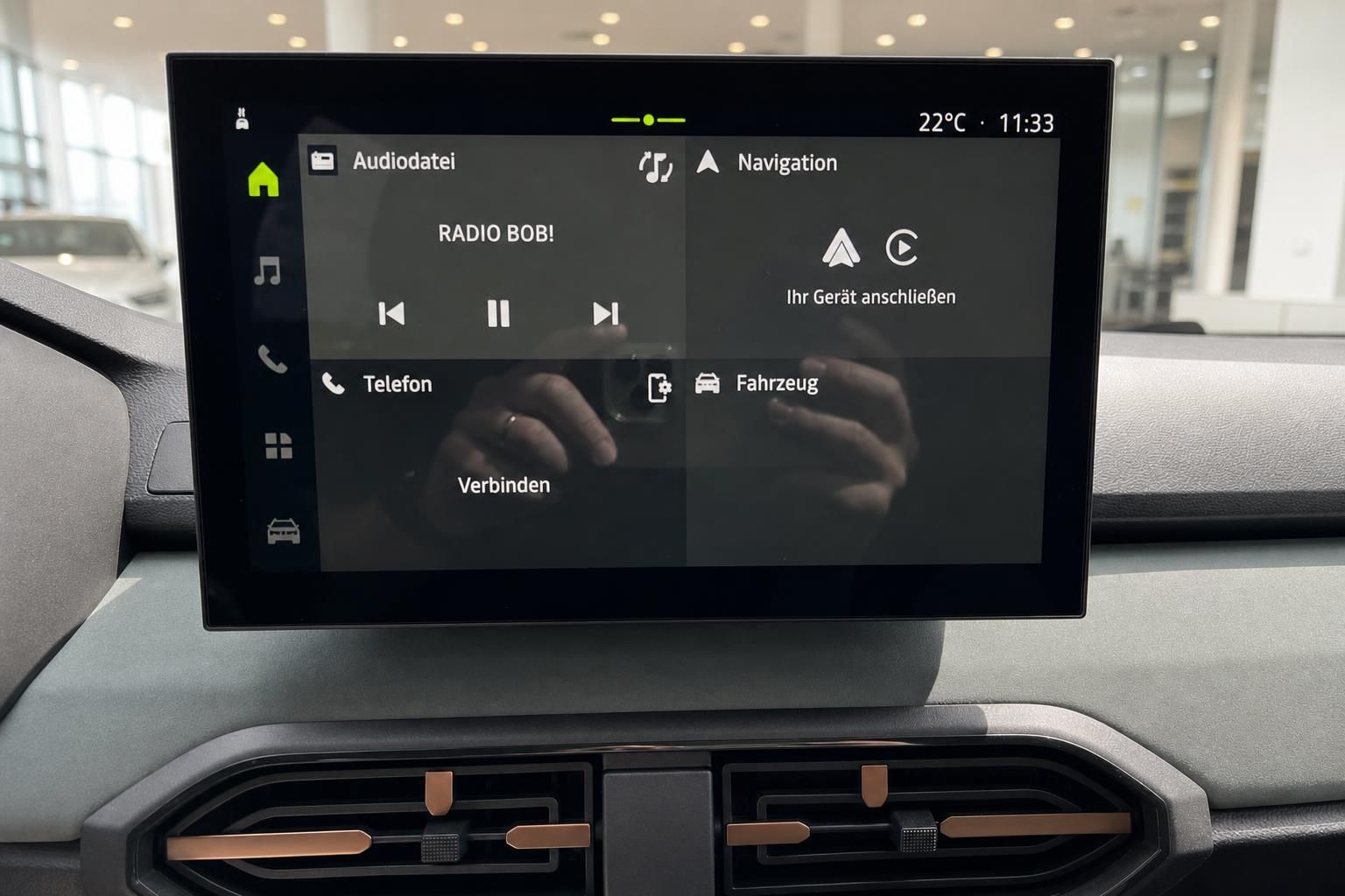 Infotainment-Display im Auto zeigt Navigation und Medienfunktionen - Fahrzeug-Technologie