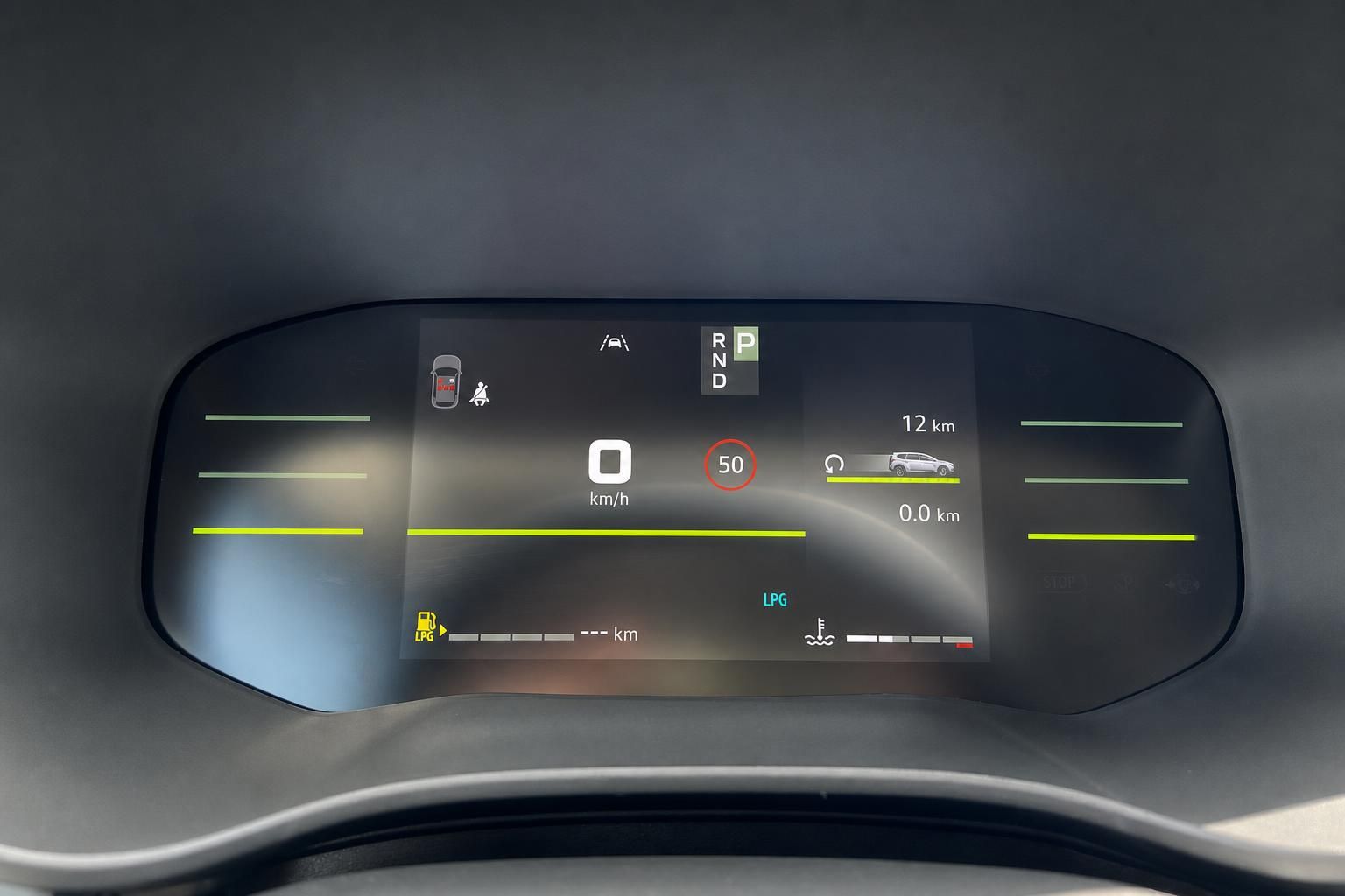 Digitales Cockpit-Display mit Geschwindigkeitsanzeige und Navigationssystem im Fahrzeuginnenraum