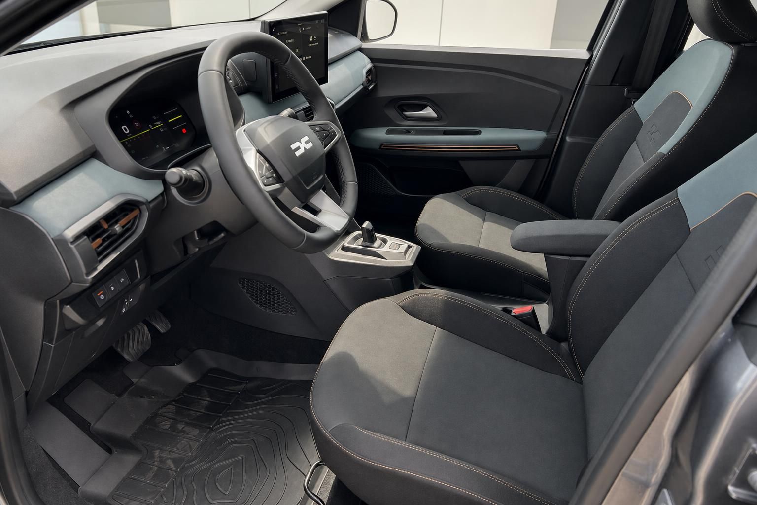 Dacia Jogger Fahrersitz Innenraum mit modernem Cockpit und zweifarbiger Polsterung