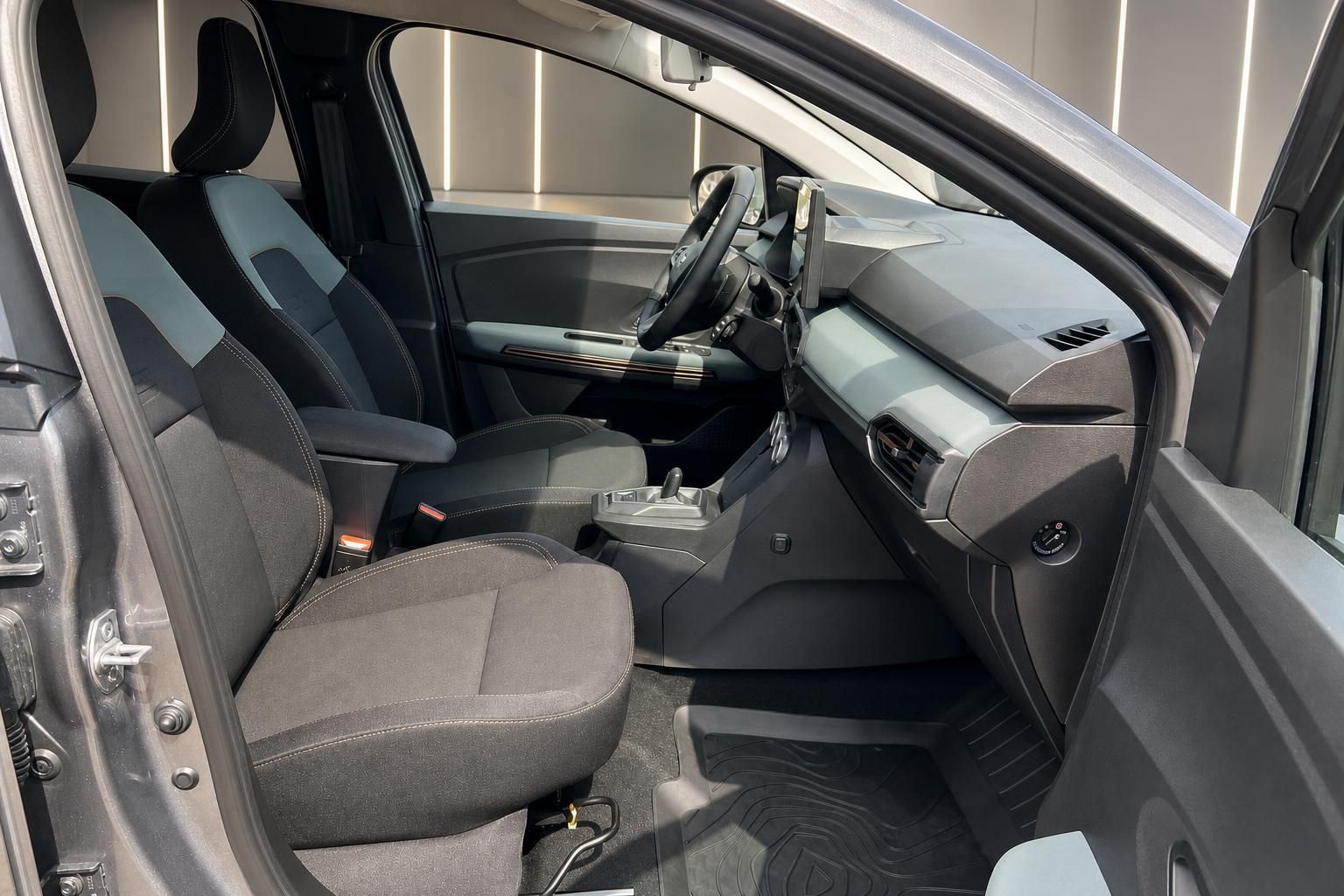 Fahrzeug-Innenraum mit Vordersitzen und Armaturenbrett - helle Polsterung und moderne Ausstattung