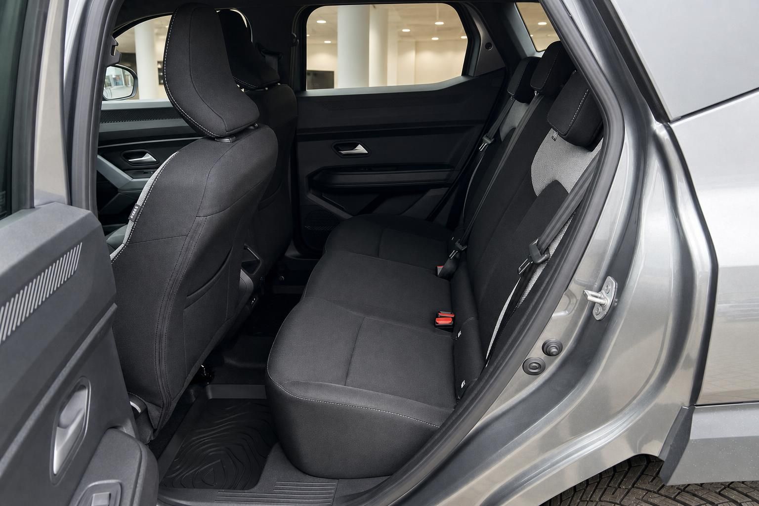 Dacia Duster Rücksitzbank Innenraum mit schwarzen Stoffsitzen und viel Beinfreiheit
