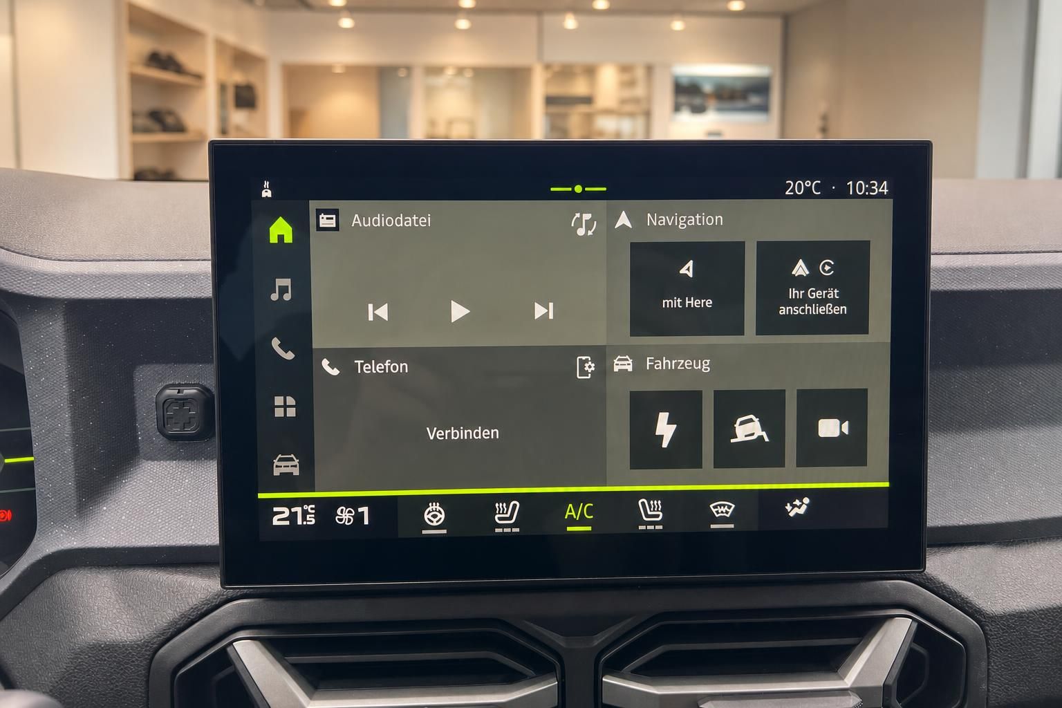 Dacia Infotainment-Touchscreen mit Navigations- und Audiomenü im Fahrzeuginnenraum
