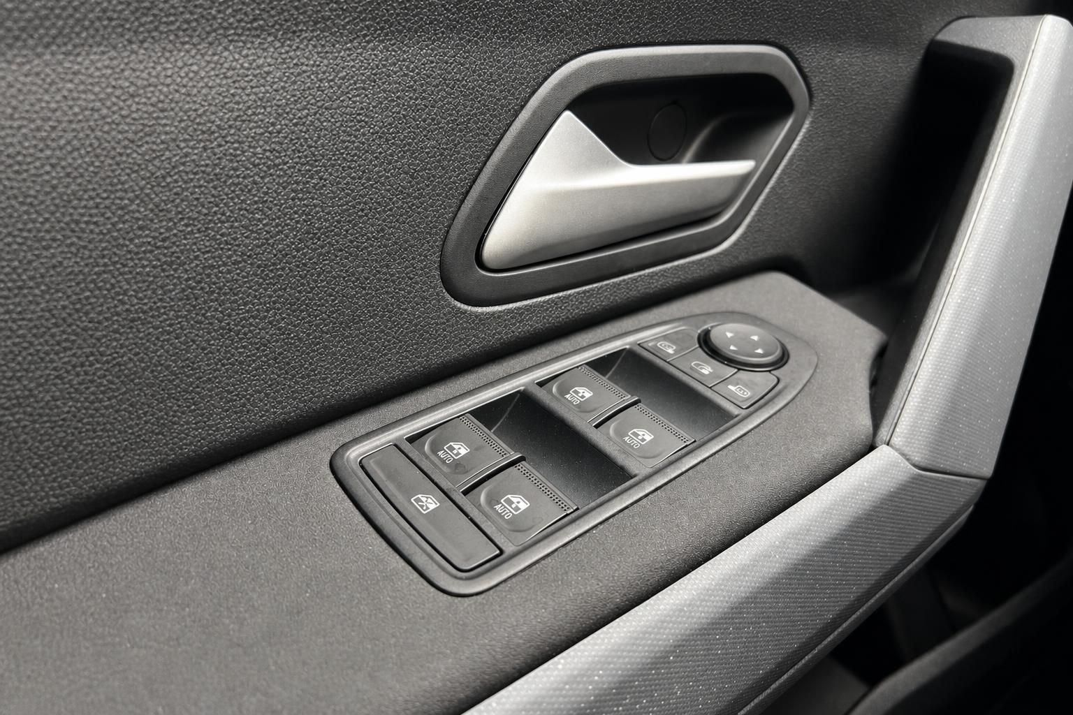 Dacia Türverkleidung Fahrerseite mit elektrischen Fensterheberschaltern und Türgriff