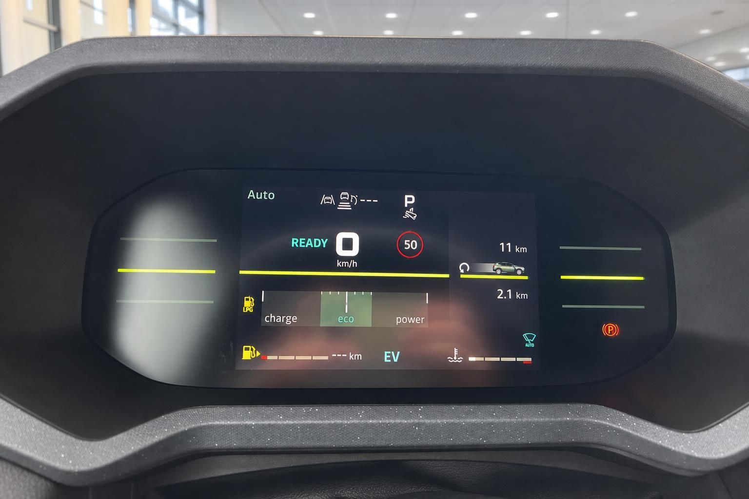 Digitales Kombiinstrument mit EV-Anzeige, Eco-Modus und Hybridantrieb-Display im Fahrzeuginnenraum