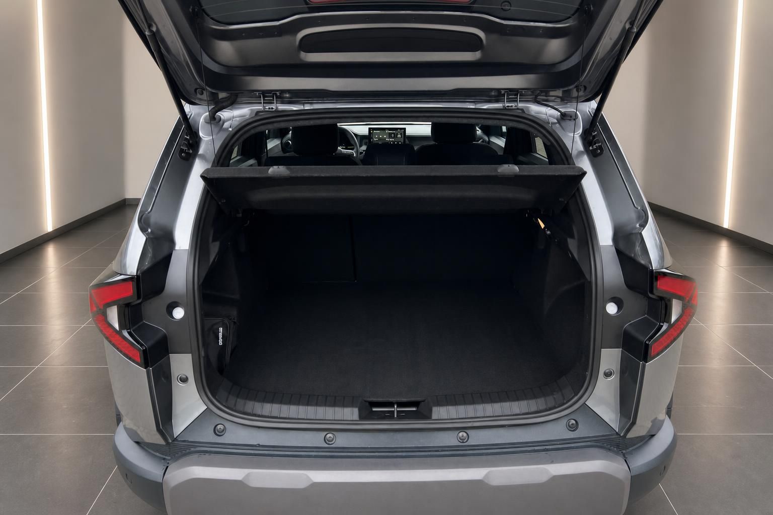 Geöffneter Kofferraum eines grauen SUV mit großem Ladevolumen im Autohaus
