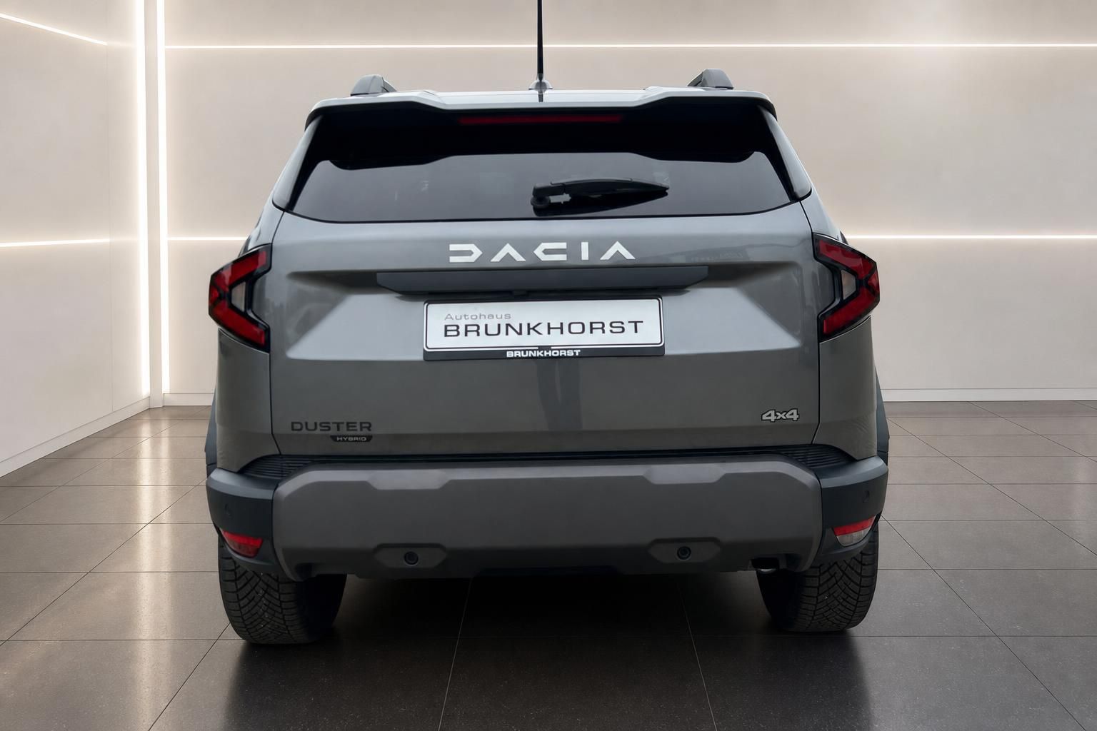 Dacia Duster Hybrid 4x4 grau Heckansicht mit DACIA-Schriftzug im Autohaus Brunkhorst