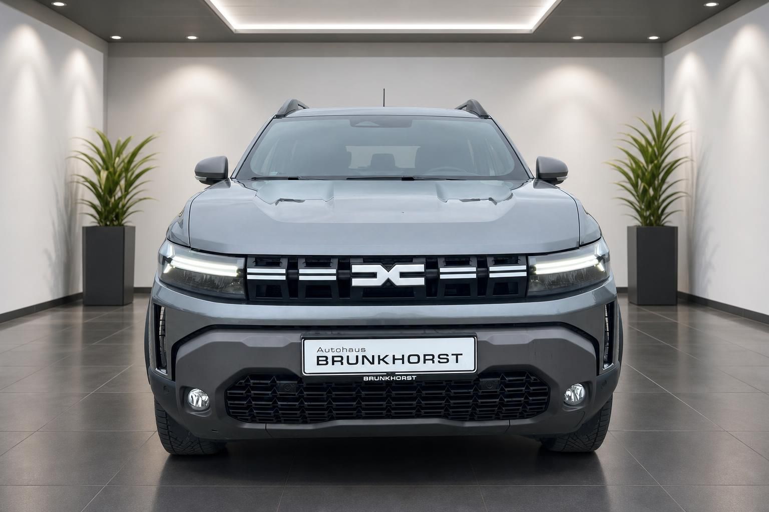 Dacia Duster Hybrid grau Frontansicht im Showroom Autohaus Brunkhorst