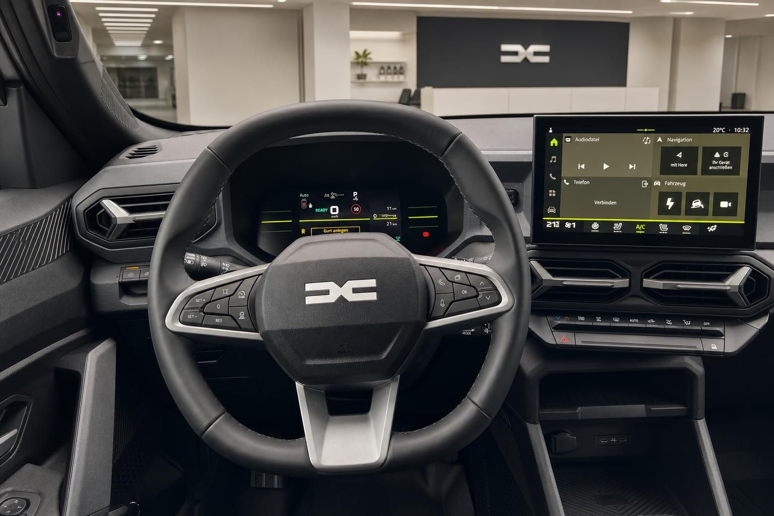 Dacia Cockpit mit Lenkrad, digitalem Kombiinstrument und Infotainment-Touchscreen
