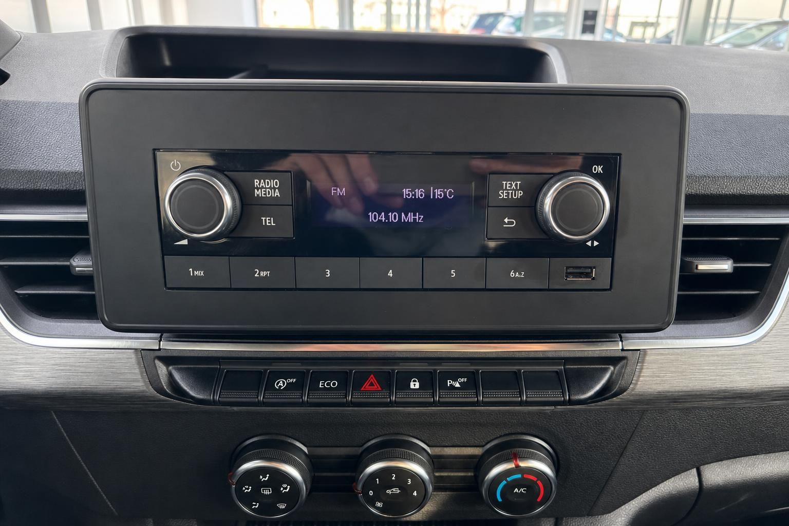 Fahrzeug Infotainment-System mit Radio-Display, Klimaanlage-Bedienfeld und Mittelkonsole