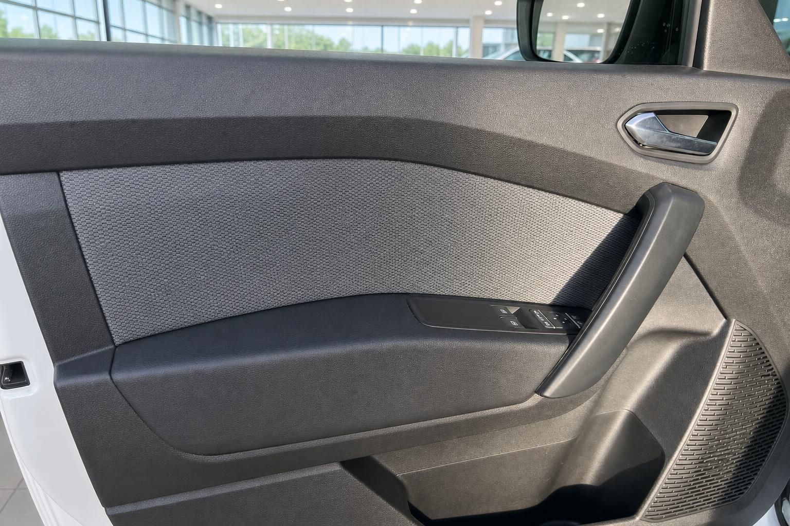 Fahrzeug Türverkleidung innen mit Türgriff, Lautsprechern und grauer Textil-Ausstattung