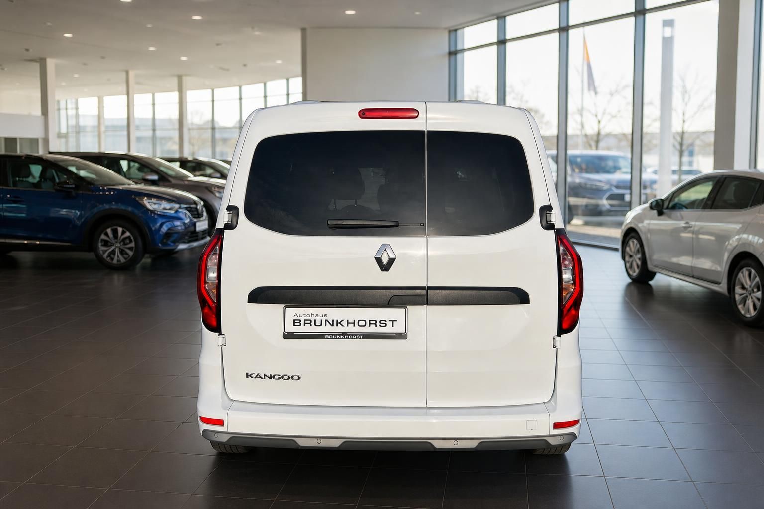 Renault Kangoo weiss Heckansicht im Autohaus - Nutzfahrzeug mit getönten Scheiben