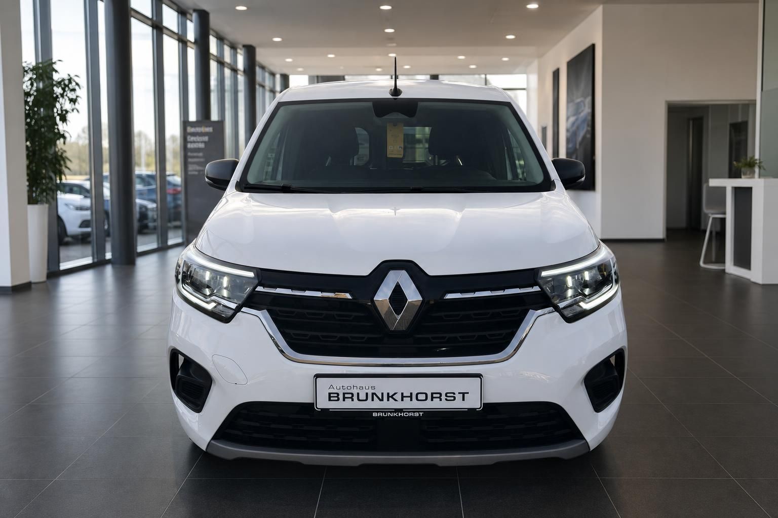 Renault Kangoo weiss Frontansicht mit LED-Scheinwerfern - Nutzfahrzeug im Autohaus