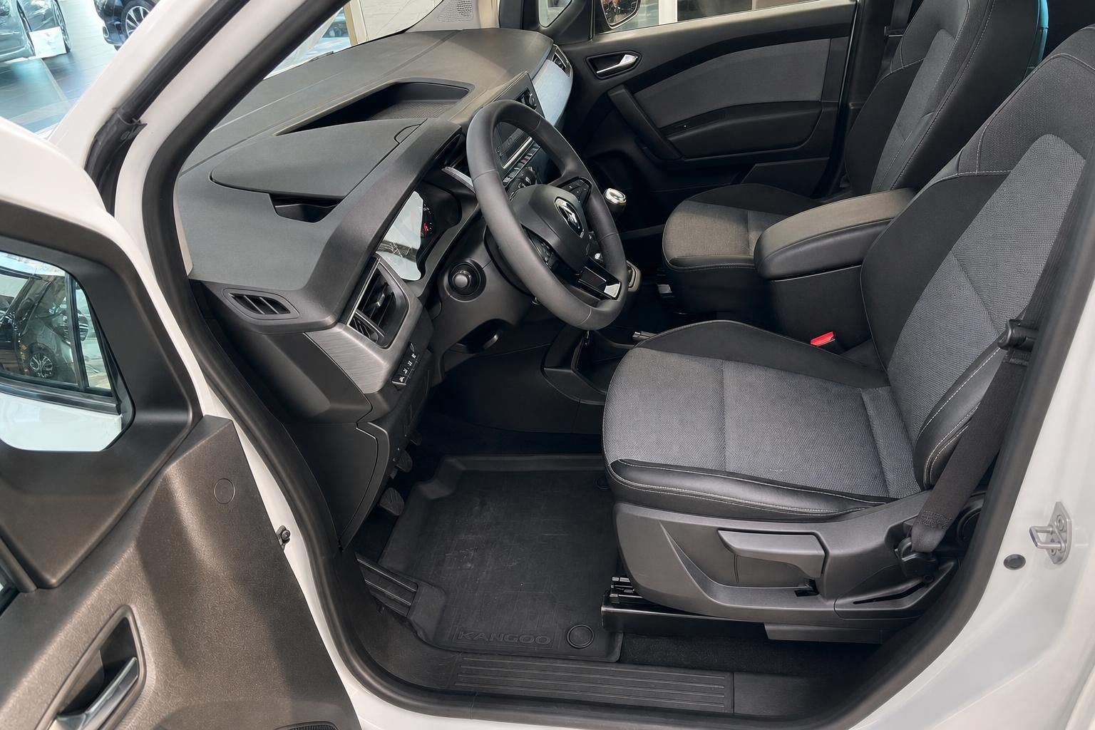 Renault Kangoo Innenraum mit grauer Ausstattung - Fahrersitz und Cockpit Detailansicht