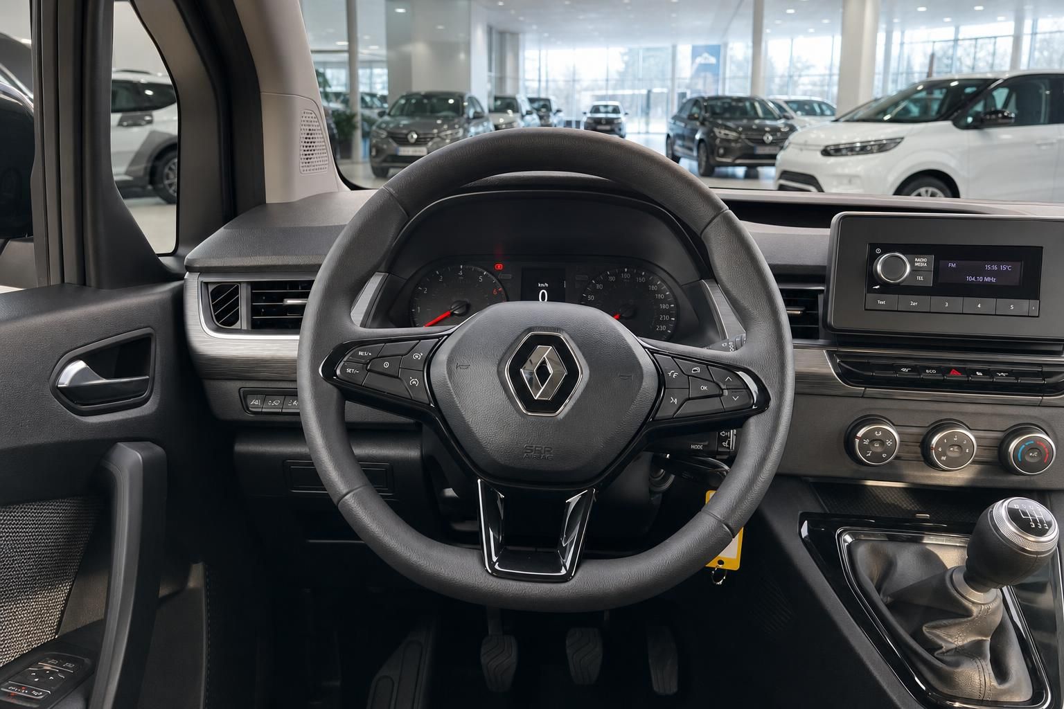 Renault Fahrzeug Cockpit mit Lenkrad, Armaturenbrett und Infotainment-System