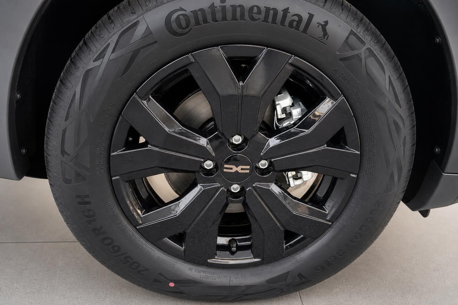 Detailansicht Leichtmetallfelge mit Continental Reifen