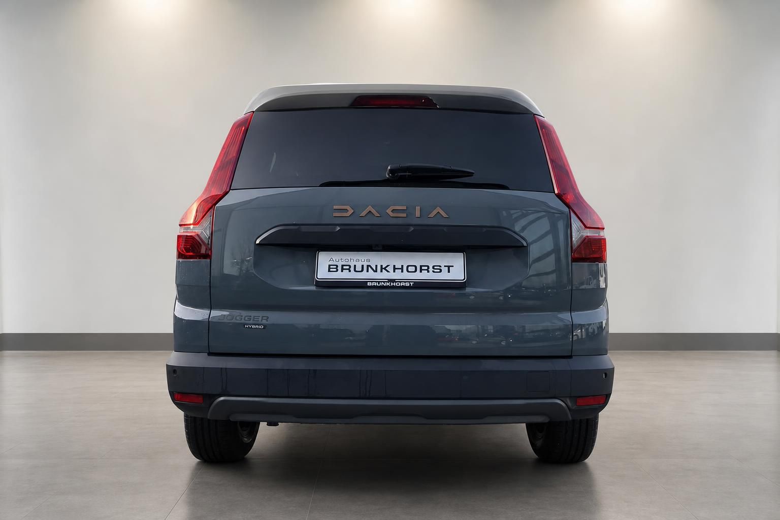 Dacia Jogger Hybrid Heckansicht mit Rueckleuchten im Showroom